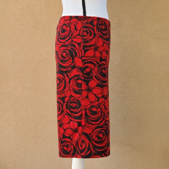 Sassy red flowery knee length pencil skirt - Picture 2 of 8